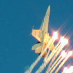 En finländsk f-18 Hornet droppar antimissilfacklor under en flyguppvisning.